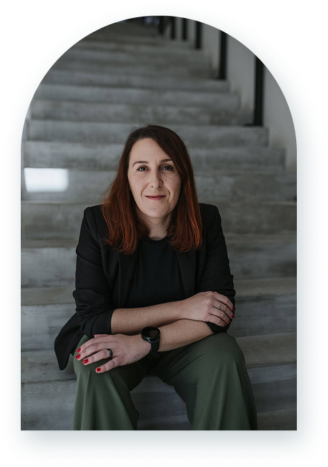 Emira Brkić Karninčić koja sjedi na stubištu u sklopu riječkog poduzetničkog inkubatora Torpedo