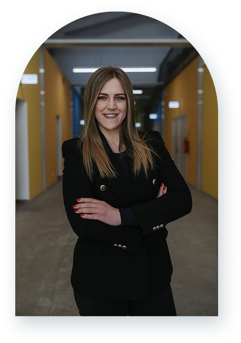 Maria Grbac koja stoji u prostorima riječkog poduzetničkog inkubatora Torpedo, iza nje se vide poslovni prostori