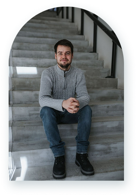 Marko Smolčić koji sjedi na stubištu u sklopu riječkog poduzetničkog inkubatora Torpedo