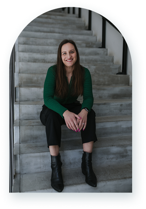 Ana Aničić koja sjedi na stubištu u sklopu riječkog poduzetničkog inkubatora Torpedo