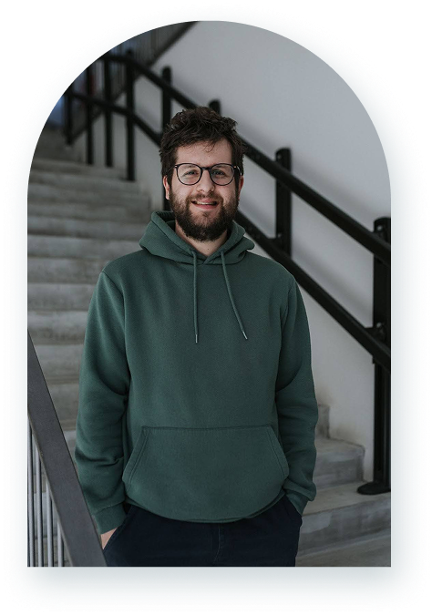 Daniel Đuranović koji stoji na stubištu u sklopu riječkog poduzetničkog inkubatora Torpedo