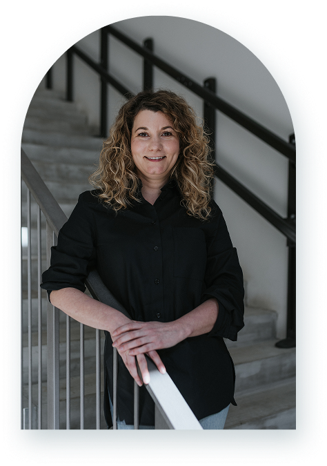 Tamara Grubiša koja stoji na stubištu u sklopu riječkog poduzetničkog inkubatora Torpedo, naslonjena na ogradu