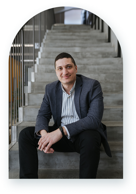 Mijo Bežovan koji sjedi na stubištu u sklopu riječkog poduzetničkog inkubatora Torpedo